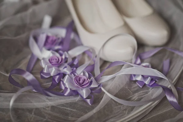 Bloemen van stof in de handen van de bruidsmeisjes 9338. — Stockfoto