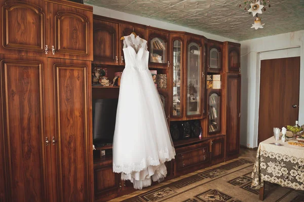 Das Brautkleid der Bräute hängt an einem Kleiderbügel im Zimmer 9365. — Stockfoto