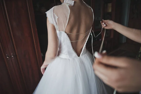 O processo de vestir o vestido de noiva para a noiva 9369 . — Fotografia de Stock