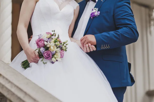 A noiva e o noivo com um buquê de belas flores 9373 . — Fotografia de Stock