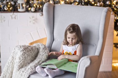 9416 bir sandalyede oturan küçük kız portresi yakın çekim.