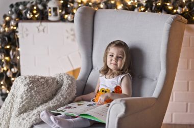 9417 bir sandalyede oturan küçük kız portresi yakın çekim.