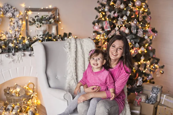 Moeder en haar dochtertje een kerstfeest decoraties 9402. — Stockfoto