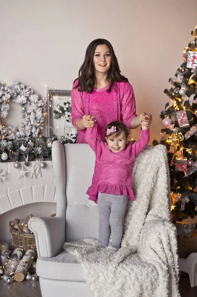 Madre y su hija una decoración navideña 9403 . — Foto de Stock