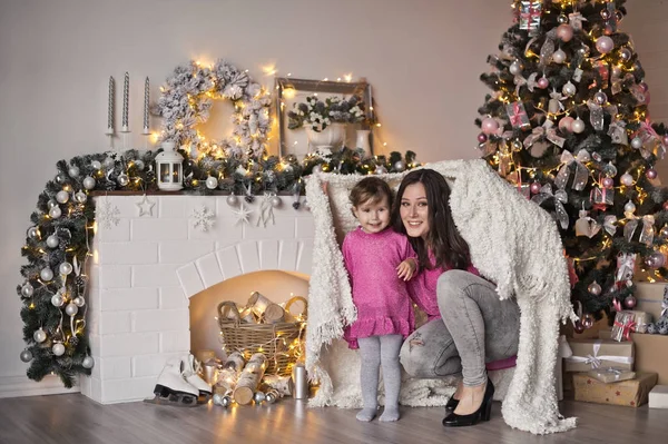 Moeder en haar dochtertje een kerstfeest decoraties 9404. — Stockfoto