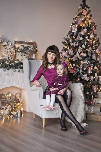 Sesión de fotos de Navidad mamá e hija pequeña 9407 . — Foto de Stock