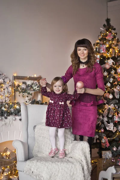 Sesión de fotos de Navidad mamá e hija pequeña 9409 . — Foto de Stock