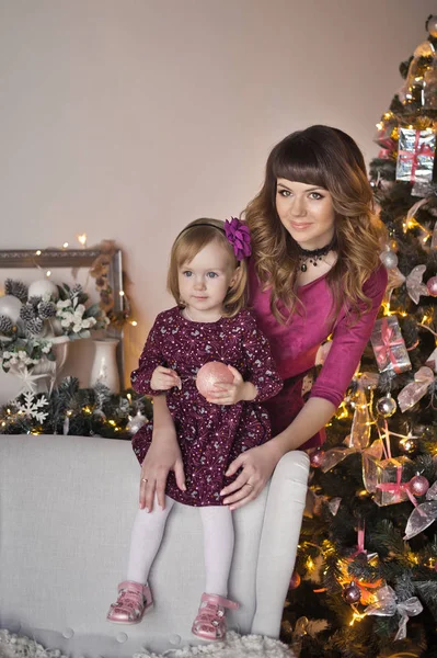 Sesión de fotos de Navidad mamá e hija pequeña 9410 . — Foto de Stock