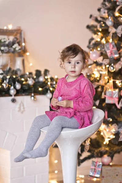 아이 Chr의 크리스마스 반짝이 조명에의 초상화 — 스톡 사진