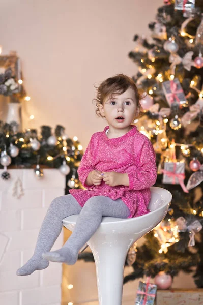 Portret van een kind op de glinsterende lichten van Kerstmis van de Chr — Stockfoto