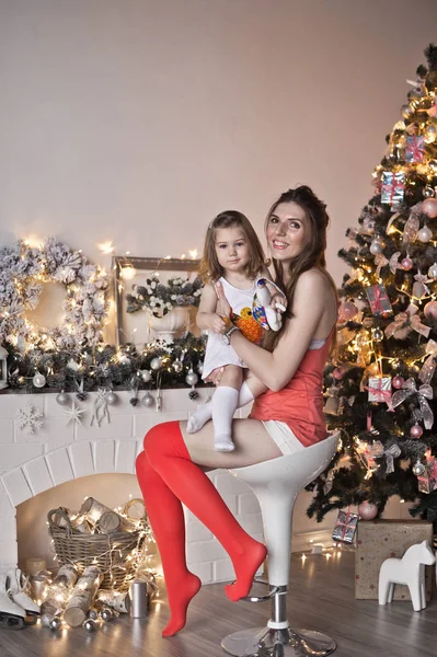 9 彼女の腕の中で赤ちゃんとママのお祝いクリスマスの写真 — ストック写真