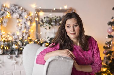 Güzel bir kızla bir Noel süsleri 9496 yüz.