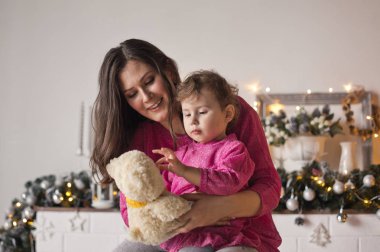 Kız anne elinde oyuncak ayı 9514 ile çalış.