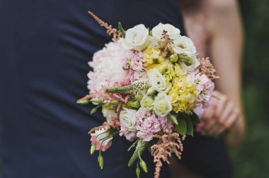 Gelin ve damat bir buket çiçek 9652 holding.