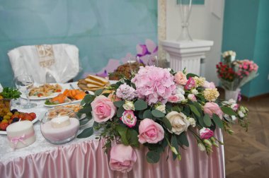 Mavi ve pembe renklerde 9660 şenlikli bir salon tasarım.