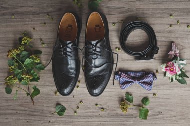 Kemer, kravat, Ayakkabı ve 9694 masada bir yaka çiçeği.