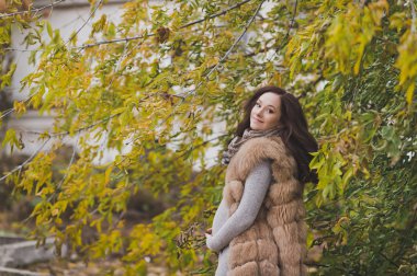 Kız geçen ay gebelik, temiz havada yürür 