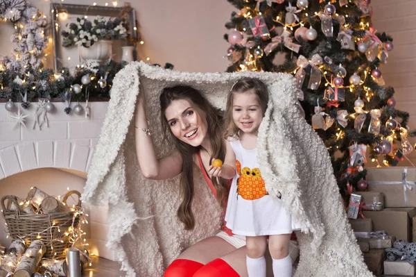 Dochter met moeder spelen rond de kerstboom 9450. — Stockfoto