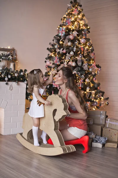Filha com mãe brincar em torno da árvore de Natal 9453 . — Fotografia de Stock