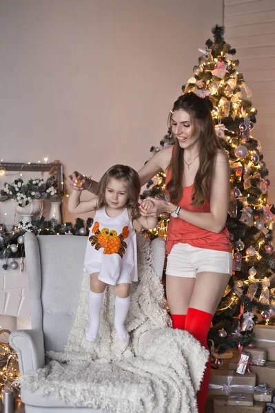 Mãe e filha no fundo de espumante gar de Natal — Fotografia de Stock