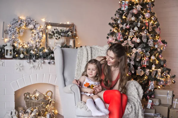 Мать и дочь на фоне сверкающего рождественского гара — стоковое фото