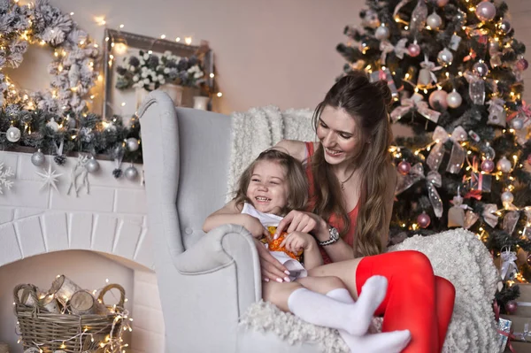 Mãe e filha no fundo de espumante gar de Natal — Fotografia de Stock