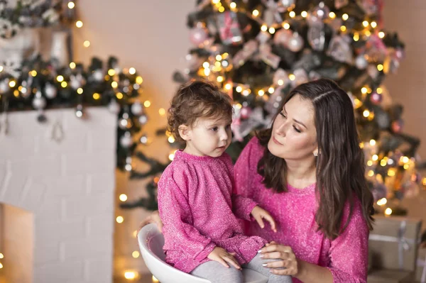 A menina ao lado de sua mãe, cercada por um suspiro de Natal — Fotografia de Stock