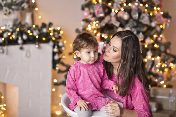 Retrato de mãe com filha na árvore de Natal em sparkl — Fotografia de Stock