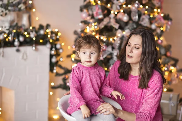 Sparkl のクリスマス ツリー上の娘を持つ母の肖像画 — ストック写真