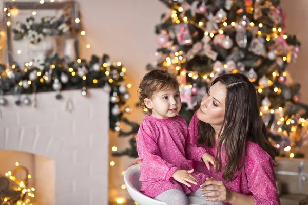 Retrato de mãe com filha na árvore de Natal em sparkl — Fotografia de Stock