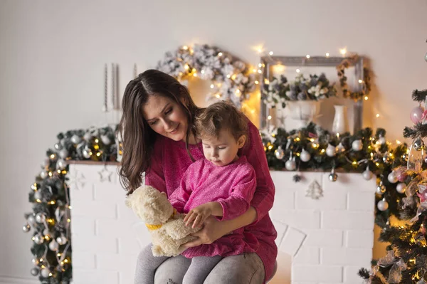 La chica en las manos de la madre juega con el osito de peluche 9516 . — Foto de Stock