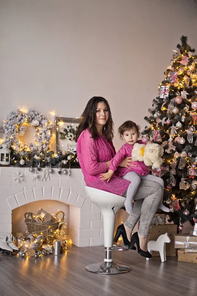 Retrato familiar en el fondo de la foto decoraciones de Navidad — Foto de Stock