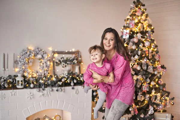 Familie portret op de achtergrond van Kerst decoraties foto — Stockfoto