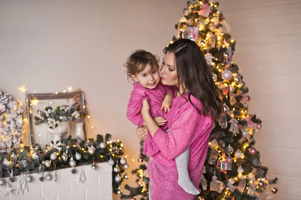 Schöne Familienbilder im glitzernden Lichterglanz der Weihnacht — Stockfoto