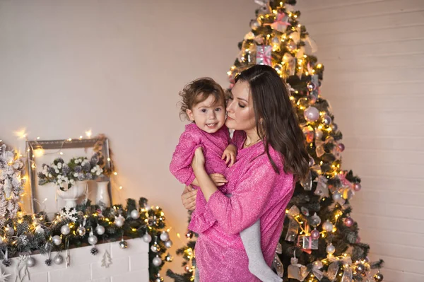 Schöne Familienbilder im glitzernden Lichterglanz der Weihnacht — Stockfoto