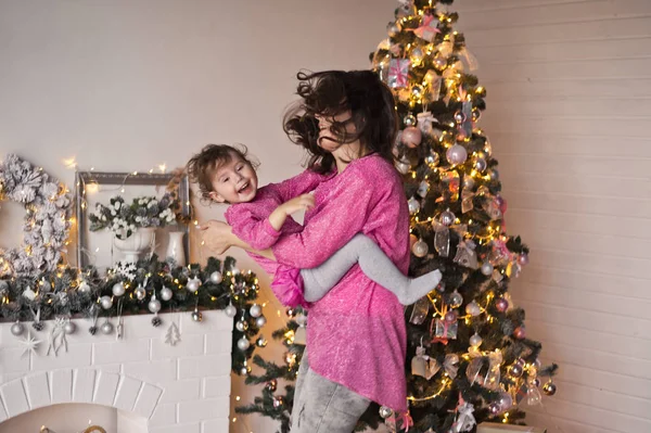 Meine Mutter umkreist ein Mädchen in seinen Armen auf einem Hintergrund festlicher — Stockfoto