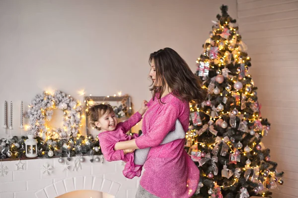 Meine Mutter umkreist ein Mädchen in seinen Armen auf einem Hintergrund festlicher — Stockfoto