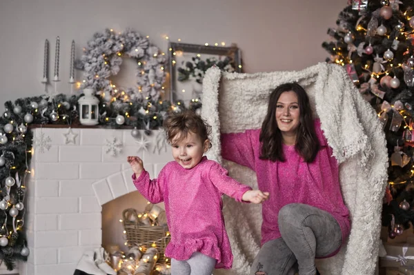 A menina e a mãe estão escondidas no véu branco ao redor do — Fotografia de Stock