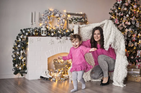 Het kleine meisje en moeder verstop in de witte sluier rond de — Stockfoto