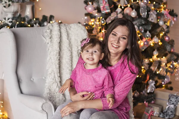 Retrato de un niño y su madre en el Estudio con Navidad dec — Foto de Stock