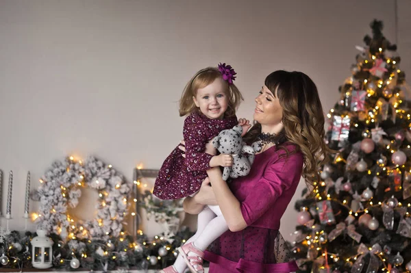 Het meisje en haar moeder in een crimson jurk Studio achtergrond Chr — Stockfoto