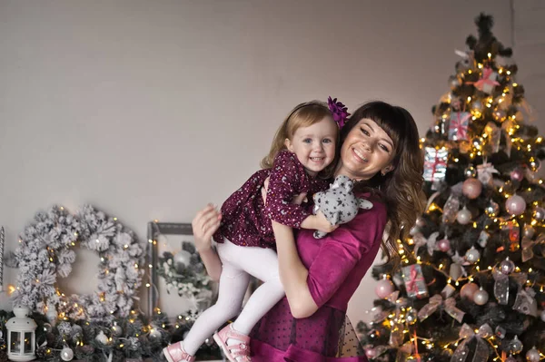 Familieportret van moeder en dochter in bijpassende crimson jurk — Stockfoto