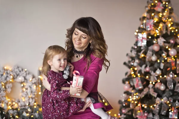 Feliz abrazo de la madre y la hija en el contexto de t —  Fotos de Stock