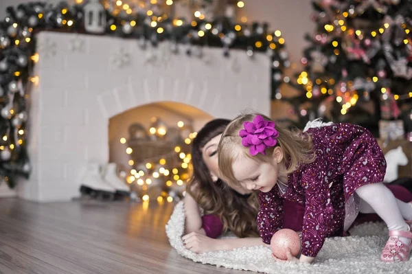 小女孩在地毯下的圣诞装饰与 garlan — 图库照片