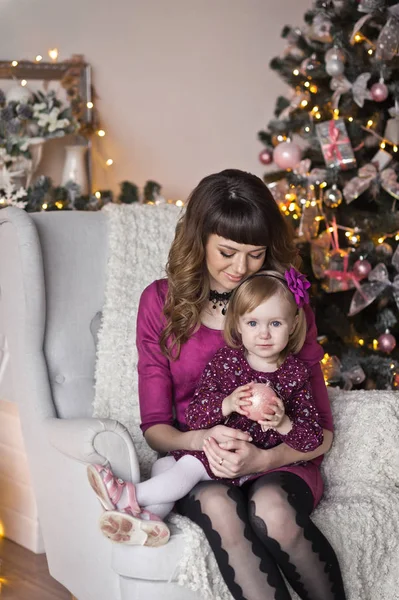 El suave abrazo de la madre y la hija en la decoración de Navidad — Foto de Stock