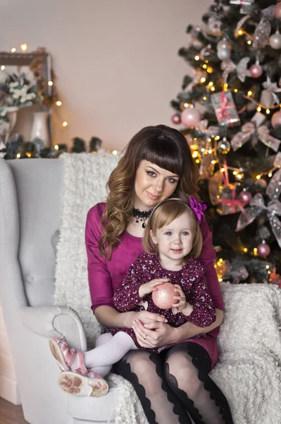 El suave abrazo de la madre y la hija en la decoración de Navidad — Foto de Stock