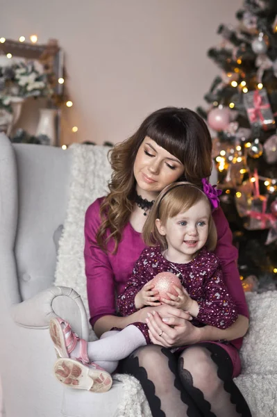El suave abrazo de la madre y la hija en la decoración de Navidad — Foto de Stock