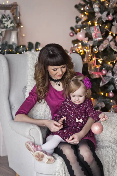 Spelen met Kerstmis speelgoed 9621 meisje. — Stockfoto