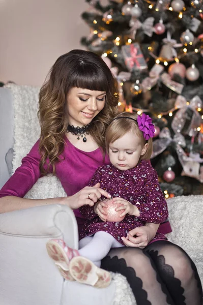 Spelen met Kerstmis speelgoed 9622 meisje. — Stockfoto