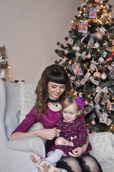 Un niño ve la bola de Navidad 9624 . — Foto de Stock